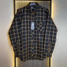 Tekstur bahan kemeja flanel premium yang nyaman dipakai